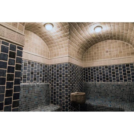 homok bezs falburkolat wellness mediterran klasszikus furdoszoba burkolat csempe cementlap provansz provence toszkana lakberendezes.jpg